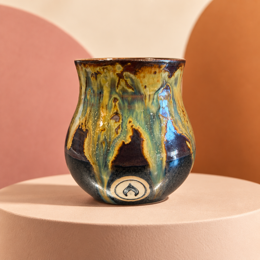 Mugg med mörk glasyr, framifrån